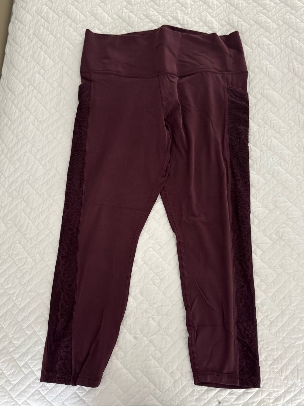 Athleta Salutation Slash Pocket II Lace 7/8 Tight